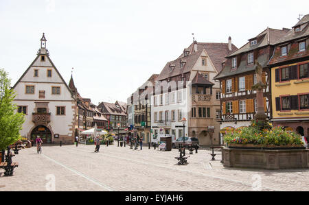 OBERNAI, FRANCE - 11 MAI 2015 : place du marché dans le vieux centre d'Obernai, Bas-Rhin, Alsace, France Banque D'Images