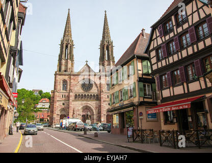 OBERNAI, FRANCE - 11 MAI 2015 : l'Eglise de Saint Pierre et Saint Paul et maisons historiques dans le centre d'Obernai, Bas-Rhin, Alsace, Banque D'Images