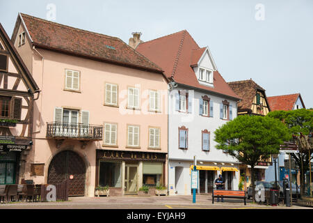 OBERNAI, FRANCE - 11 MAI 2015 : l'architecture typique dans le centre d'Obernai, Bas-Rhin, Alsace, France Banque D'Images