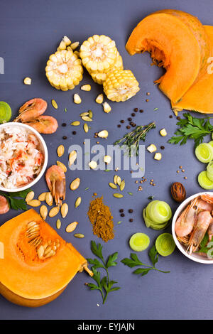 Ingrédients pour la soupe de légumes et de fruits de mer en plongée des Banque D'Images