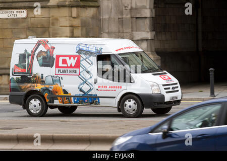 Le trafic, les annonces publicitaires et les voitures sur 'Le Strand', Liverpool, Merseyside, Royaume-Uni Banque D'Images