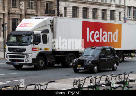 Le trafic, les annonces publicitaires et les voitures sur 'Le Strand', Liverpool, Merseyside, Royaume-Uni Banque D'Images