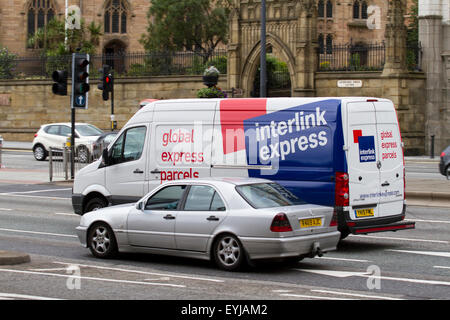 Le trafic, les annonces publicitaires et les voitures sur 'Le Strand', Liverpool, Merseyside, Royaume-Uni Banque D'Images