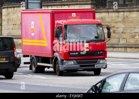 Le trafic, les annonces publicitaires et les voitures sur 'Le Strand', Liverpool, Merseyside, Royaume-Uni Banque D'Images