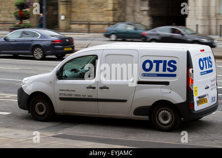 Le trafic, les annonces publicitaires et les voitures sur 'Le Strand', Liverpool, Merseyside, Royaume-Uni Banque D'Images