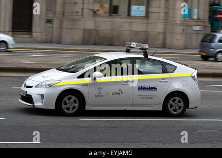 Le trafic, les annonces publicitaires et les voitures sur 'Le Strand', Liverpool, Merseyside, Royaume-Uni Banque D'Images