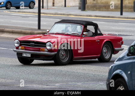 Vue latérale d'étrangers rouge Triumph TR6, Trafic, vintage classic sports convertibile, soft top cars sur 'The Strand', Liverpool, Merseyside, Royaume-Uni Banque D'Images