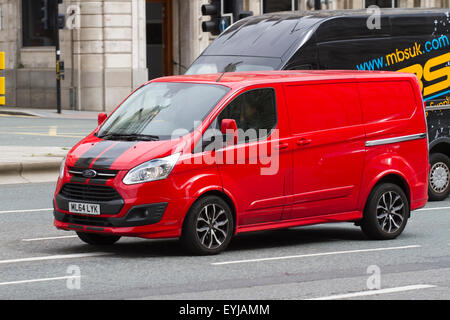 Le trafic, les annonces publicitaires et les voitures sur 'Le Strand', Liverpool, Merseyside, Royaume-Uni Banque D'Images