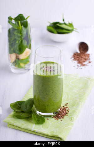 Green smoothie aux épinards dans un grand verre garni de graines de chia Banque D'Images