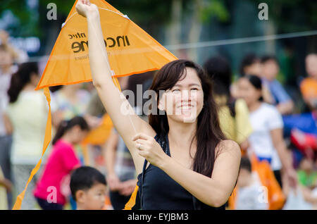 Asian woman smiling avant de lancer son cerf-volant, au cours de Singapour Kite Festival, 2014 Banque D'Images