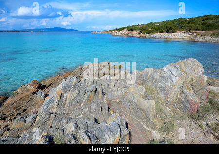 La Sardaigne, Italie : une plage rocheuse près de Golfo Aranci Banque D'Images