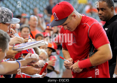 Houston, TX, USA. 30 juillet, 2015. Le voltigeur des Angels de Los Angeles Mike Trout # 27, signe des autographes pour les fans avant le match de baseball MLB entre les Astros de Houston et les Los Angeles Angels de Minute Maid Park de Houston, TX. (Obligatoire crédit : Erik Williams/CSM) Credit : csm/Alamy Live News Banque D'Images