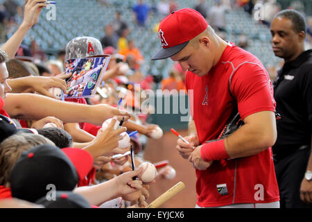 Houston, TX, USA. 30 juillet, 2015. Le voltigeur des Angels de Los Angeles Mike Trout # 27, signe des autographes pour les fans avant le match de baseball MLB entre les Astros de Houston et les Los Angeles Angels de Minute Maid Park de Houston, TX. (Obligatoire crédit : Erik Williams/CSM) Credit : csm/Alamy Live News Banque D'Images