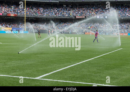 New York, NY - 26 juillet 2015 : préparation du terrain avant le match entre New York City Football Club et Orlando City SC au Yankee Stadium Banque D'Images