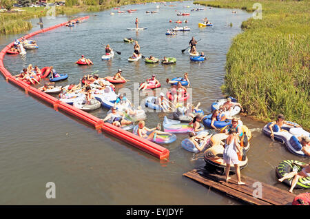 Bend, Oregon, USA. 30 juillet, 2015. Le temps anormalement hautes températures dans le nord-ouest du Pacifique font de nombreux résidents de centre de l'Oregon souhaite qu'ils avaient installé des climatiseurs dans leurs foyers bien avant cela. Une température de 101 degrés Farenheit à 14 h, à Bend, Oregon, par exemple, a conduit les habitants par centaines dans la rivière Deschutes à proximité pour vous rafraîchir. Credit : Buddy Mays/Alamy Live News Banque D'Images