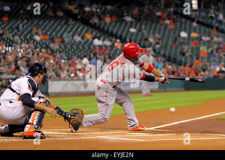 Houston, TX, USA. 30 juillet, 2015. Le voltigeur des Angels de Los Angeles Shane Victorino # 18 Balançoires pour un retrait au cours de la MLB baseball match entre les Astros de Houston et les Los Angeles Angels de Minute Maid Park de Houston, TX. (Obligatoire crédit : Erik Williams/CSM) Credit : csm/Alamy Live News Banque D'Images