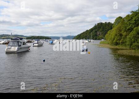 Les petits bateaux ancrés dans la baie entre Balmaha et Inchcailloch sur le Loch Lomond, Ecosse, Royaume-Uni Banque D'Images