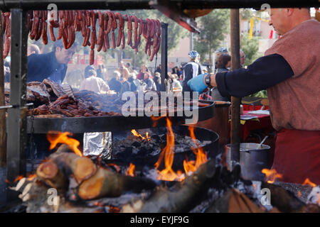 Des plats locaux et des repas gastronomiques offerts sur une foire de rue dans un village de l'île de Majorque Banque D'Images