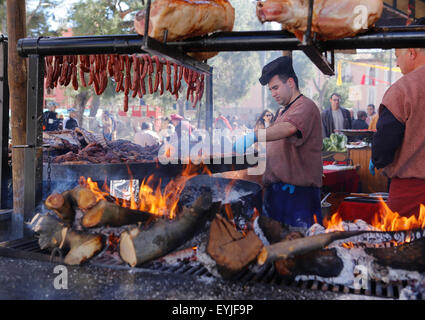 Des plats locaux et des repas gastronomiques offerts sur une foire de rue dans un village de l'île de Majorque Banque D'Images