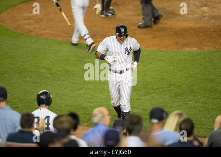 Le Bronx, New York, USA. 17 juillet, 2015. Alex Rodriguez (Yankee), Juillet 17, 2015 : MLB - Alex Rodriguez des Yankees de New York célèbre comme il retourne à l'étang-réservoir après avoir frappé un coup de circuit lors de la Major League Baseball match contre les Mariners de Seattle au Yankee Stadium dans le Bronx, New York, United States. © Thomas Anderson/AFLO/Alamy Live News Banque D'Images