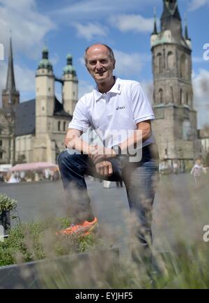 La légende de Marathon et double médaillé d'or olympique Waldemar Cierpinski pose sur la place du marché de sa ville natale Halle/Saale, Allemagne, 28 juillet 2015. Cierpinski a remporté des médailles d'or dans les Jeux Olympiques de 1976 à Montréal et quatre ans plus tard à Moscou. Il fêtera son 65e anniversaire le 03 août. Photo : Hendrik Schmidt/dpa Banque D'Images