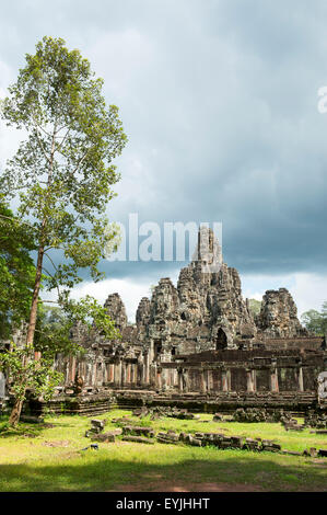 Temple du Bayon d'Angkor avec la verdure environnante dans le complexe d'Angkor Thom Banque D'Images
