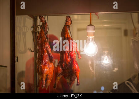 Deux canards rôtis dans une vitrine Banque D'Images