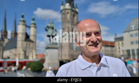 La légende de Marathon et double médaillé d'or olympique Waldemar Cierpinski pose sur la place du marché de sa ville natale Halle/Saale, Allemagne, 28 juillet 2015. Cierpinski a remporté des médailles d'or dans les Jeux Olympiques de 1976 à Montréal et quatre ans plus tard à Moscou. Il fêtera son 65e anniversaire le 03 août. Photo : Hendrik Schmidt/dpa Banque D'Images