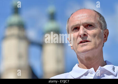 La légende de Marathon et double médaillé d'or olympique Waldemar Cierpinski pose sur la place du marché de sa ville natale Halle/Saale, Allemagne, 28 juillet 2015. Cierpinski a remporté des médailles d'or dans les Jeux Olympiques de 1976 à Montréal et quatre ans plus tard à Moscou. Il fêtera son 65e anniversaire le 03 août. Photo : Hendrik Schmidt/dpa Banque D'Images