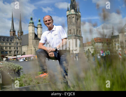 La légende de Marathon et double médaillé d'or olympique Waldemar Cierpinski pose sur la place du marché de sa ville natale Halle/Saale, Allemagne, 28 juillet 2015. Cierpinski a remporté des médailles d'or dans les Jeux Olympiques de 1976 à Montréal et quatre ans plus tard à Moscou. Il fêtera son 65e anniversaire le 03 août. Photo : Hendrik Schmidt/dpa Banque D'Images