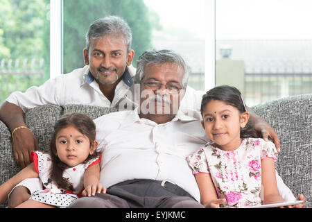 Portrait des générations multiples famille indienne à la maison. Style de vie des gens d'Asie. Banque D'Images