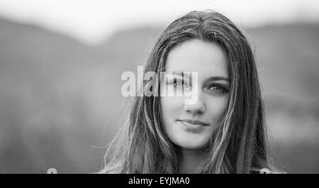 Portrait d'une belle adolescente au printemps en noir et blanc. Banque D'Images