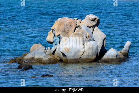 Sardaigne, Italie : rochers et mer. Banque D'Images