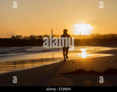 Santa Cruz, CA, USA. 30 juillet, 2015. Un homme court en bas Seabright State Beach à Santa Cruz CA au coucher du soleil. © Marty Bicek/ZUMA/Alamy Fil Live News Banque D'Images