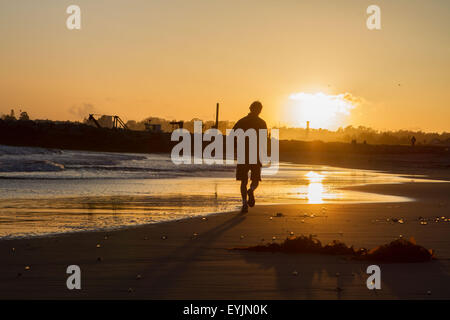 Santa Cruz, CA, USA. 30 juillet, 2015. Un homme court en bas Seabright State Beach à Santa Cruz CA au coucher du soleil. © Marty Bicek/ZUMA/Alamy Fil Live News Banque D'Images