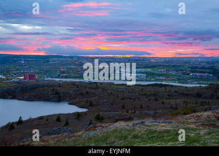 Un magnifique coucher de soleil sur St. John's de Signal Hill. Terre-neuve, Canada. Banque D'Images