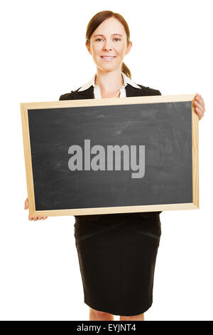 Smiling business woman holding empty tableau noir dans ses mains Banque D'Images