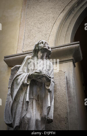 Statue en marbre d'une femme tenant une couronne dans ses mains. Banque D'Images