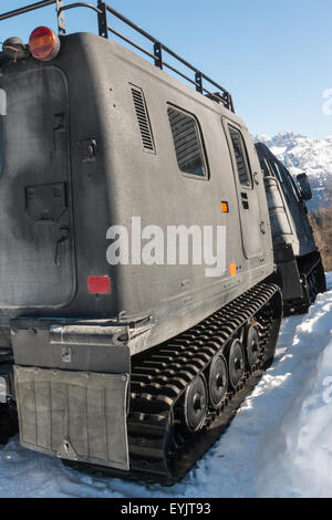 Véhicule de fret suivi militaire articulée sur la neige : vue arrière Banque D'Images