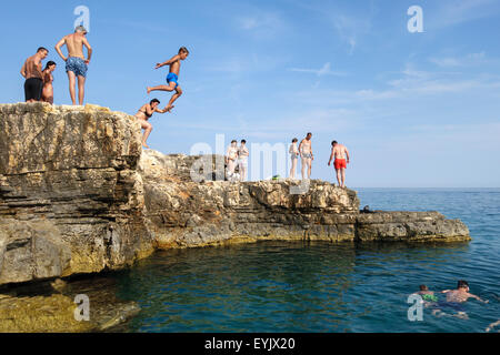 Le cap Kamenjak, Pula, Croatie. Une réserve naturelle et un endroit populaire pour le saut de falaise avec de nombreuses plages isolées et des hautes falaises Banque D'Images