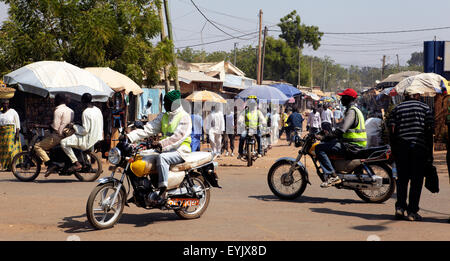 L'Afrique, Cameroun, Province du Nord, la ville de Garoua, le marché et le trafic avec la moto-taxis Banque D'Images