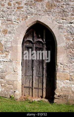 Porte du vieux prêtre, Saint Michel et tous les Anges, l'Église Fin, Gloucestershire, England, UK Banque D'Images