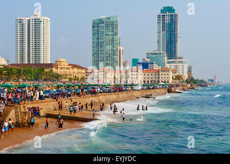 Sri Lanka, Colombo, Galle Face Plage, dimanche baignoire Banque D'Images