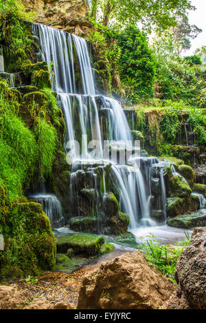 La chute d'eau connue sous le nom de la Cascade sur le Bowood Estate dans le Wiltshire en été. Banque D'Images