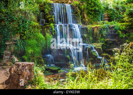 La chute d'eau connue sous le nom de la Cascade sur le Bowood Estate dans le Wiltshire en été. Banque D'Images