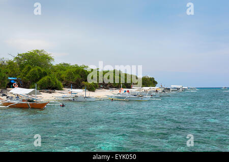 Bohol, Philippines - 31 mai 2015 : bateaux en attente de leurs passagers et de la rive de Balicasag Island. Bali Banque D'Images