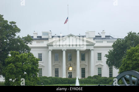 Le drapeau à la Maison Blanche est à mi-mât à Washington parce que l'ancien président américain Ronald Reagan est mort aujourd'hui à l'âge de 93 ans après une longue bataille avec la maladie d'Alzeheimer. Banque D'Images