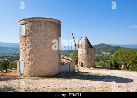 Ancien moulin en pierre à Saint Saturnin les Apt, Provence, France Banque D'Images