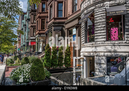 Les acheteurs et les visiteurs le long de Newbury Street, Boston's premier shopping destination, Boston, Massachusetts Banque D'Images