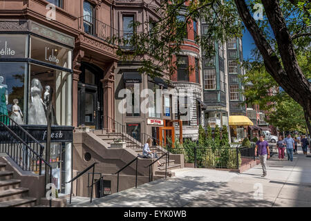 Les acheteurs et les visiteurs le long de Newbury Street, Boston's premier shopping destination, Boston, Massachusetts Banque D'Images